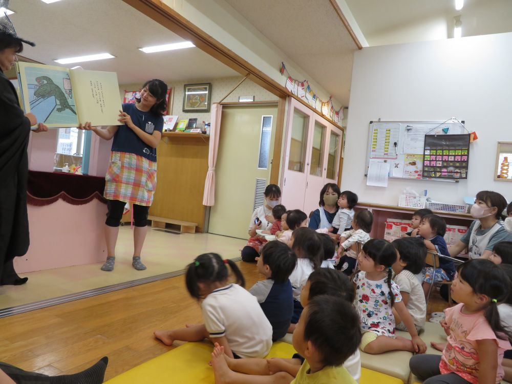 ワニのおもちゃがみんなが大好きなえほんの
『ワニワニくんのお風呂』が大きくなって出てきたよ!!
大きな絵本にびっくりしながらも、読み聞かせをじっくりと聞きました。
魔法使いさんは、なんだか迫力がすごかったけど、楽しい時間をみんなですごしました。