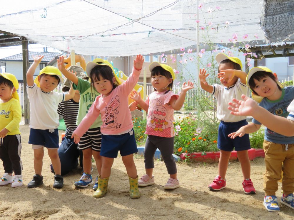 10月4日(日)、無事に2~5歳児の運動会を行われました。
行事内容を見直したり、観客の制限をしたり、保護暑の皆様の理解と協力のおかげで、実現することが出来ました。本当にありがとうございました。
当日を迎えるまで、子どもたちは、園でも運動会に向けて準備をしていました。
園での様子を少し紹介したいと思います。
『めざまし体操』
手がしっかりのびてるね~