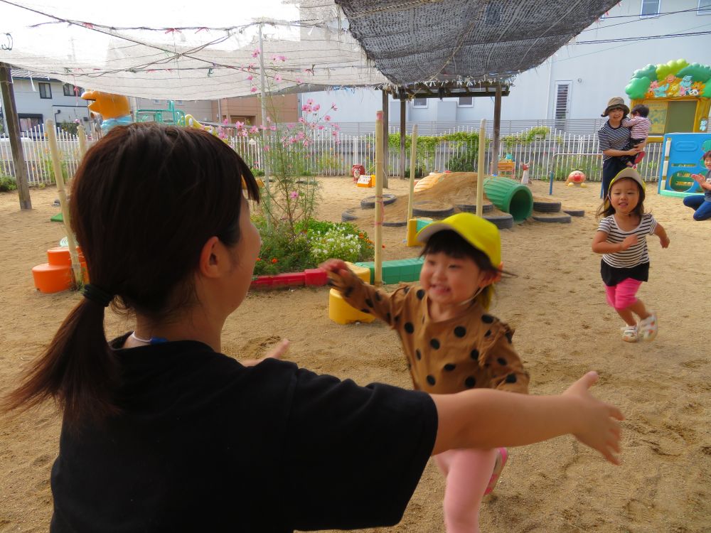 先生の胸へと飛び込んでいく子どもたち。
保育士をやっていて、最高の喜びでもあります。
みんなの頑張りがとってもうれしいよ。