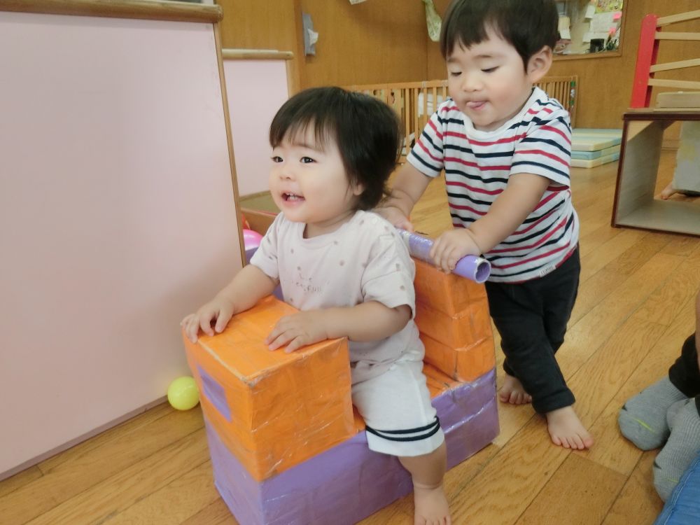 これもほほえましい、一場面をパチリ。
Sくんは、お友達と遊ぶのが大好きでこのときも車に乗っている女の子の元に一緒に遊ぼうとやってきて、車を押そうとしてくれました。
優しい気持ちもすくすく成長中です♡