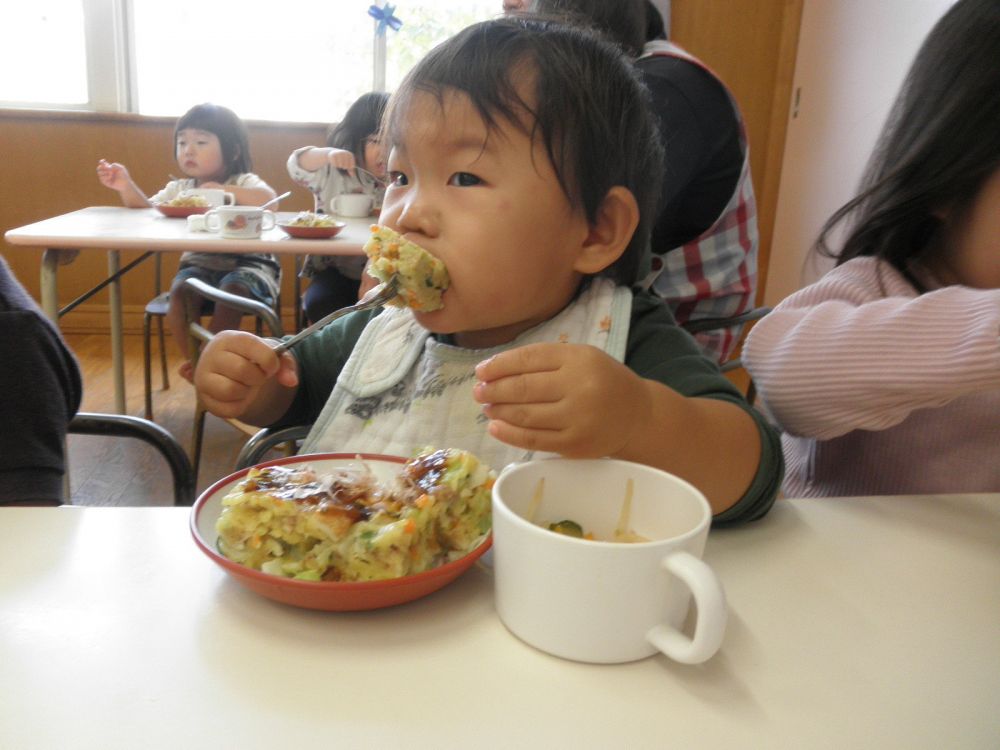 ヒヨコ組さんの様子。

手づかみ食べの時期を経て上手にスプーンやフォークを使って食べられる様になってきました。

ソースの香りがとっても食欲をそそる「お好み焼き」も上手にフォークにさして食べる事ができました☆