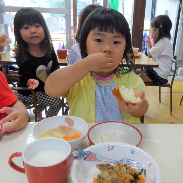 ＊　給食時間の様子　（門田認定こども園）　＊