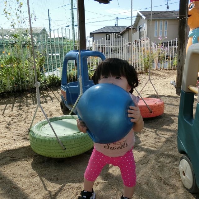 ０歳児さん・・園庭遊び（　＾ｏ＾）ノ