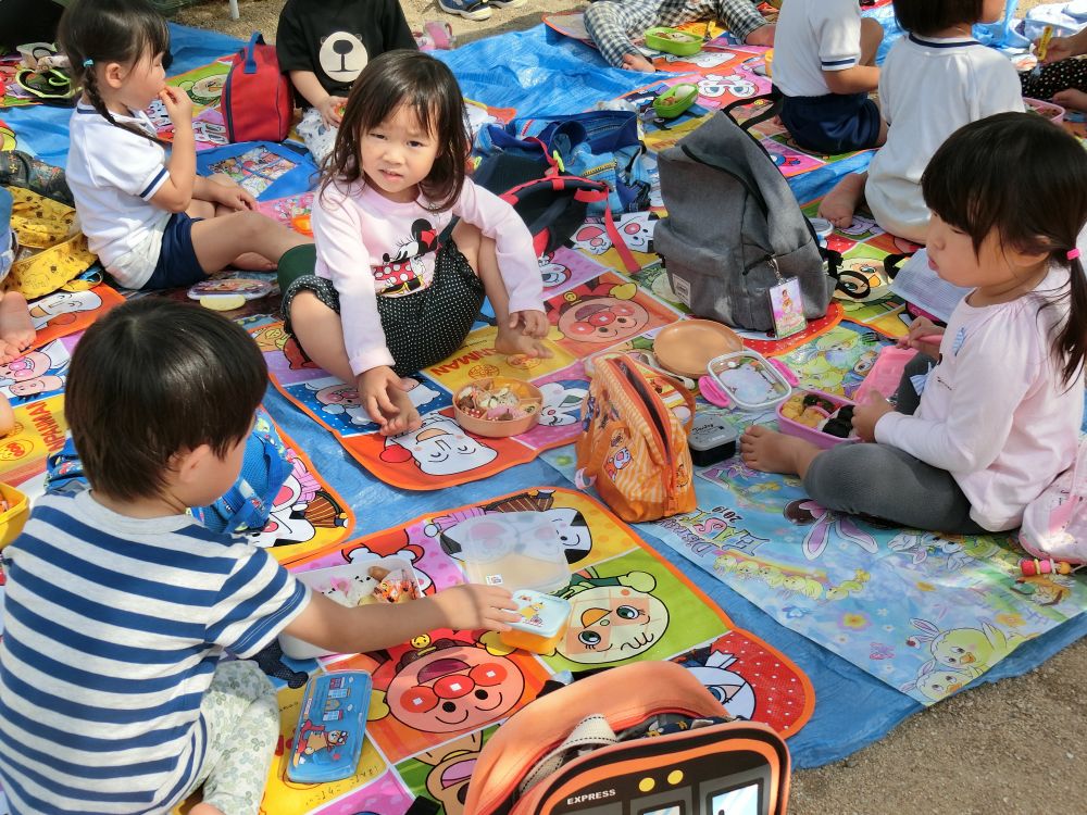 お弁当の日・・暑かった💦
でも・・お外で食べたくて・・陰で皆で・・シート広げて食べたよ～( ^o^)ﾉ🍱