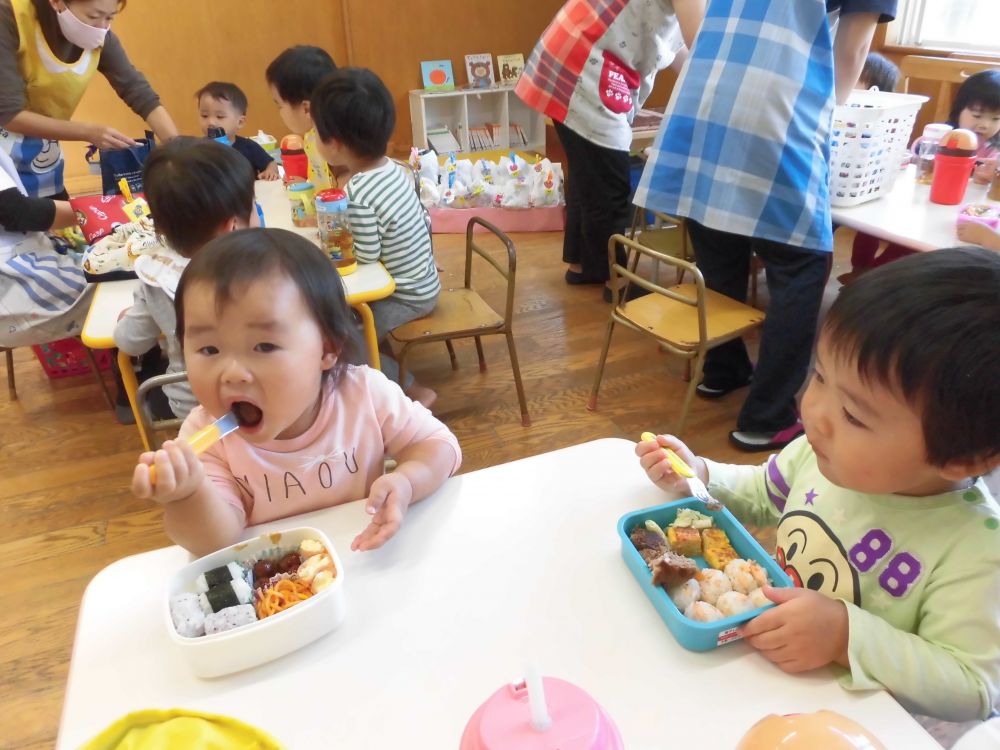 大きなお口で・・パクリっ！！
美味し～い✨