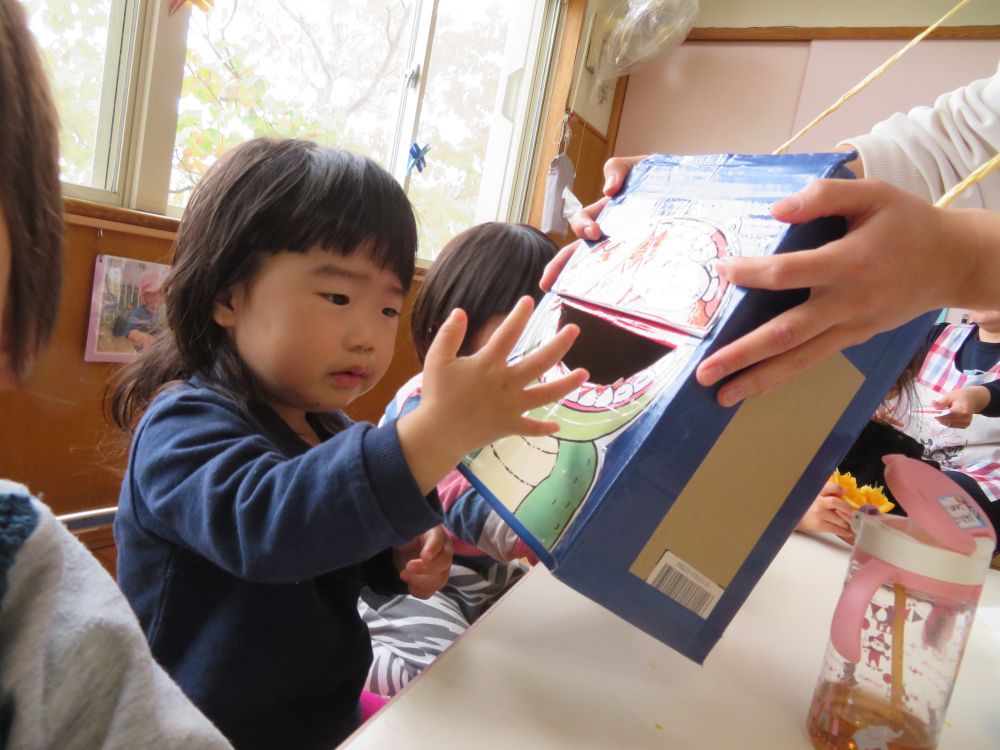 頑張って食べれたら・・食べ物カードを選んで・・怪獣さんのお口にもポットン！！