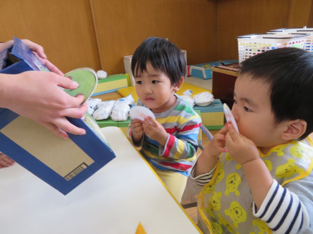 頑張って食べることが出来たら・・怪獣さんのお口にカードをポットン！！