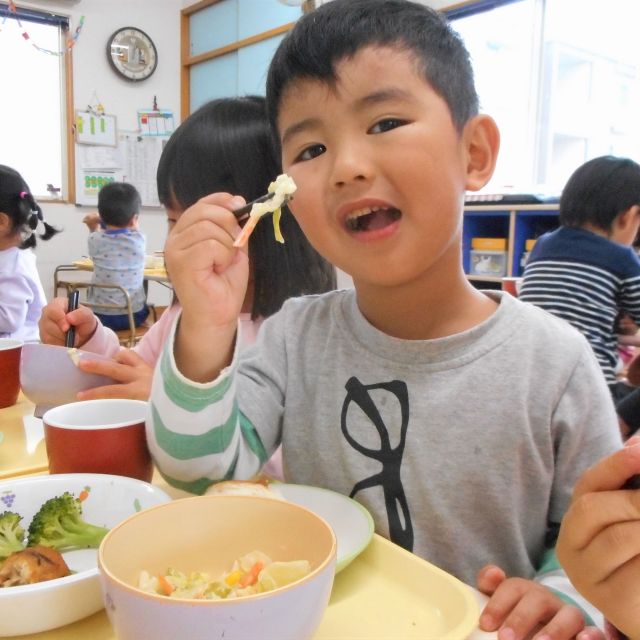 ＊　給食時間の様子　（ゆめはうす認定こども園）　＊