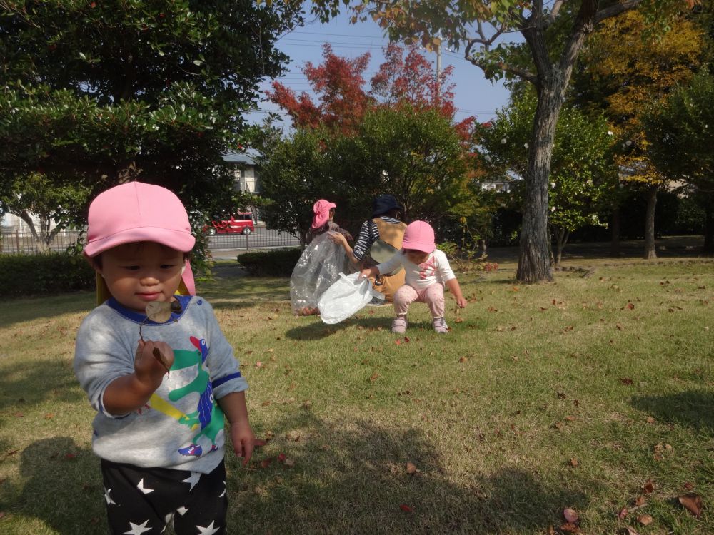 
園庭で遊んでいるまつぼっくりや葉っぱの自然物は、
お兄ちゃん、お姉ちゃん、先生が公園で拾ってきてくれたもの…
いつもありがとう♡


散歩に出かけることが増えたヒヨコ組さん、園庭の周りを先生と手をつないで上手に歩けるようになってきました


ドングリや葉っぱがたくさんある場所で自由に拾ったり、面白いものを見つけてニッコリしたり…
