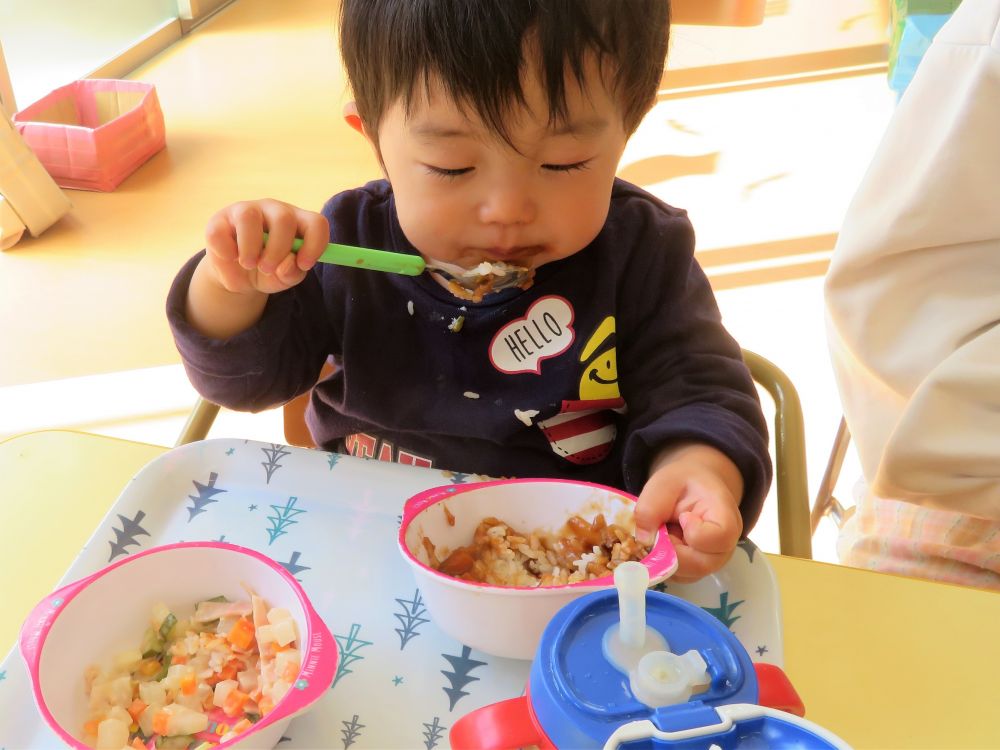 毎日給食とおやつを楽しみにしている子どもたち。
給食の時間になると「今日は何かな～？」と見つめに来ます。

今日は誕生日会。献立は大人気の【ハヤシライス】でした。
給食が目の前に運ばれてくると「やったー！」「おいしそう！！」の声が聞こえてきました♡
A君も離乳食から普通食へと移行し、今日は皆と同じハヤシライスを食べました。
スプーンを上手に使って食べており、「おいしい♡」の笑顔も見られました♪