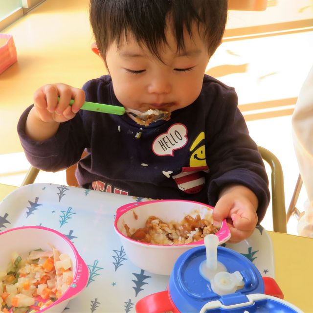 ＊　給食時間の様子　（すいみい保育園）　＊