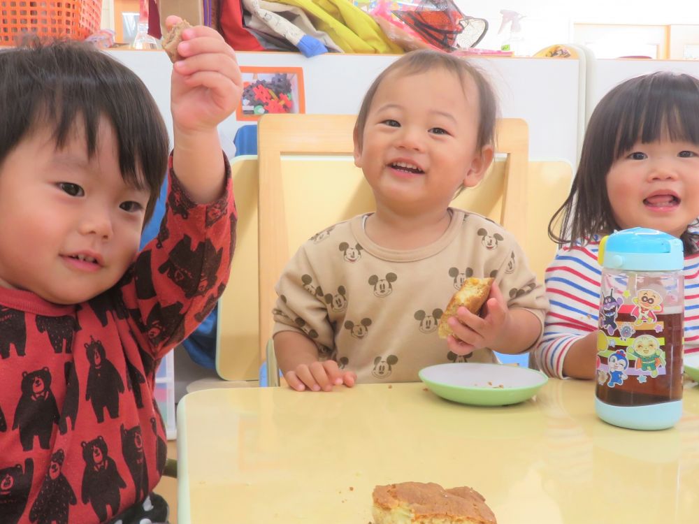 皆あっという間に完食で、たくさんあったおかわりも空っぽ！！
ハヤシライスおいしかったね♡

おやつは【かぼちゃのパウンドケーキとハロウィンクッキー】でした。
ハロウィンクッキーはかぼちゃの形にしました。
「かわいい！！」と大好評で、「見てみて～！」とクッキーを嬉しそうに持っている姿も♡