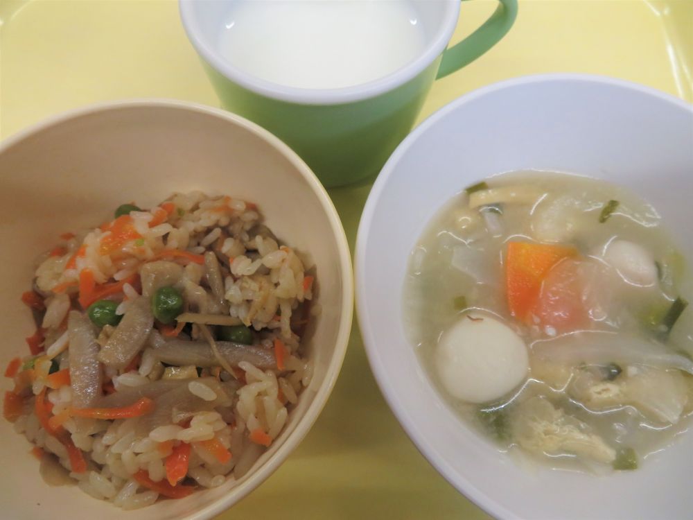 鶏ごぼうご飯

里芋のみそ汁

牛乳