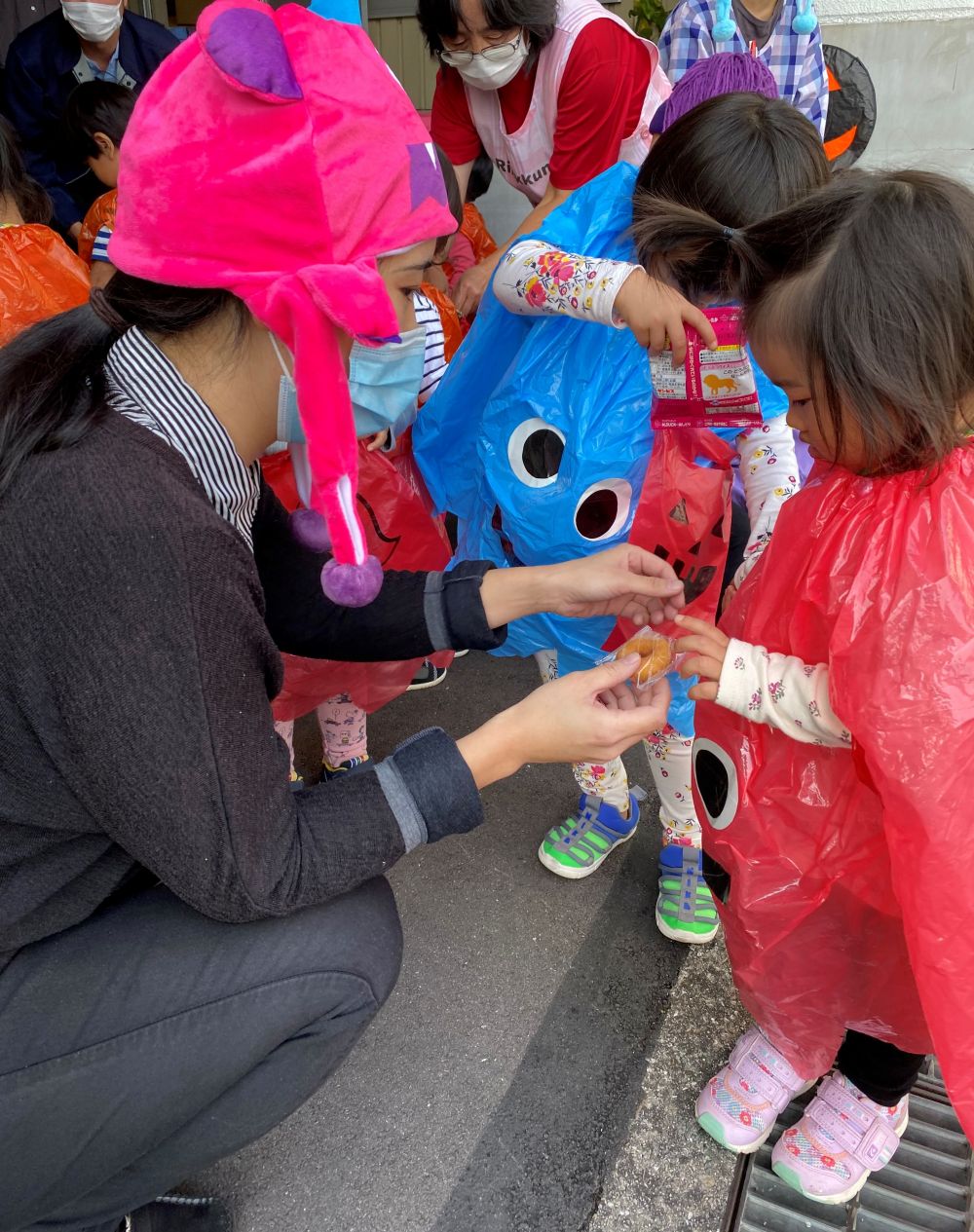 すいみい保育園のハロウィーンは、
　　　　　　29日から始まりました。
ベイタウン内の企業へ仮装して・・・
「トリック　オア　トリート！
　　お菓子をくれなきゃイタズラしちゃうぞ！」