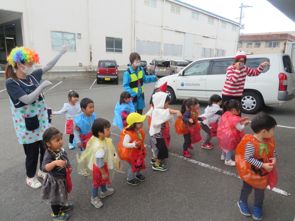 いつもお世話になっている（株）小川さんでは、
　　踊りを披露♪パンプキーンパンプキーン🎃