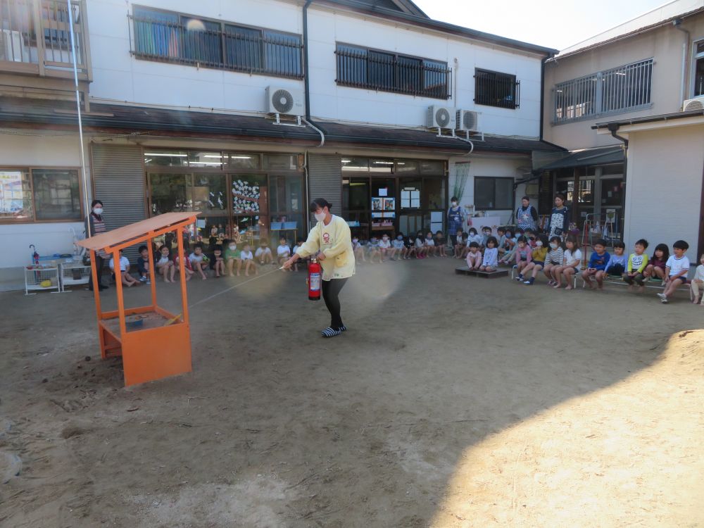この日は防火訓練。
避難訓練の後は、職員の消火訓練。
みんなの命を守るため、消火器の取り扱い方法を学びます。
「ピン ポン パン!」
4~5メートルくらい離れたところから放射し、徐々に近づくようにします。