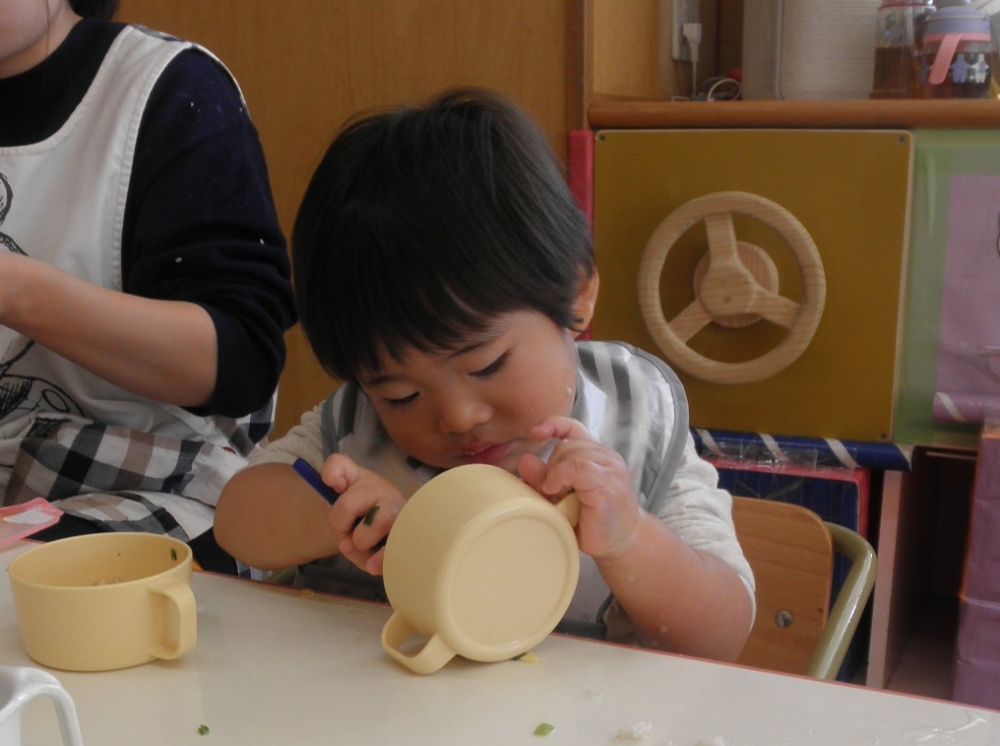 月齢の大きな子はスプーンを使って食べる姿も見られます。

一生懸命、最後のひとつをすくおうとする姿☆