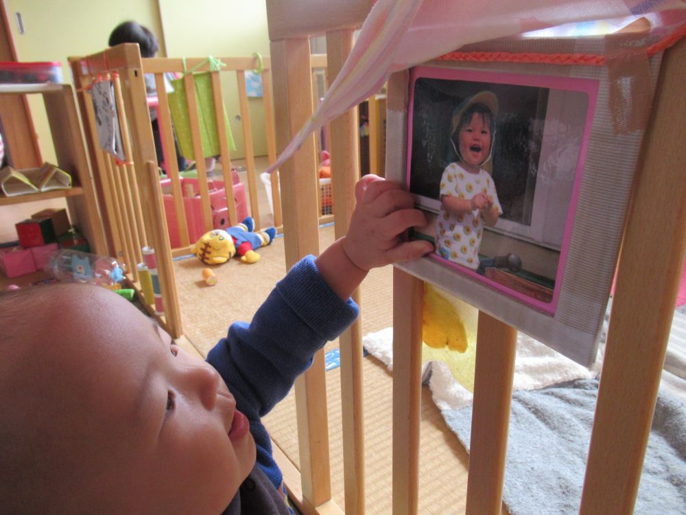 月齢の高い子は先生のまねっこをして、友達の名前を呼ぶ事もあります
友達の顔を見て覚えた名前を呼んでみたり・・・
月齢の低い子は顔を見てニッコリしたり、近づいて顔をのぞき込んだりしています！
いないいないばあっ！も大好き♡顔をかくして「ばあっ！」と大喜び♬

子ども達の写真を部屋のいろんな場所につけてみました！
布でかくしてあるので、自分で開けて見ます
月齢の高い子は「ばあっ！」と開けて友達の名前を言ったり、写真の友達を探したり‥
月齢の低い子は写真の友達を見てニッコリ笑っています♡


