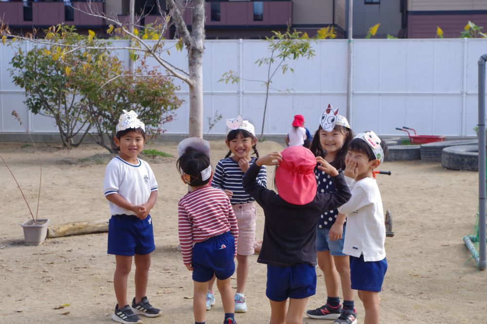 
『おおかみさん』を始めると、

ライオンをつくったTくんが
「おれはライオンだからおおかみよりつよい！！」

と、得意顔
すると・・・
「でも、ここは森だからおおかみの方がつよいよ！」

と、ねこのHちゃん。これにTくんもなぜか納得！（笑）
「そっか！じゃあにげなきゃ！！」

とっても微笑ましいおにごっこ