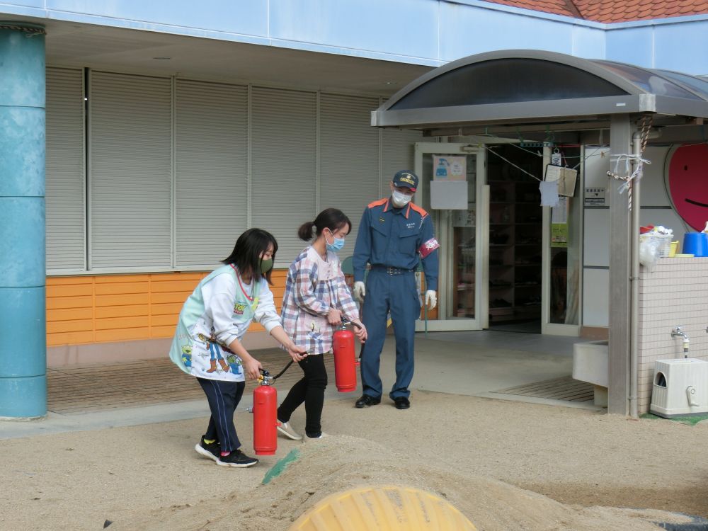 先生も・・消火訓練(｡･ω･｡)
今回は・・お花に向かって・・放水開始( ^o^)ﾉ💦