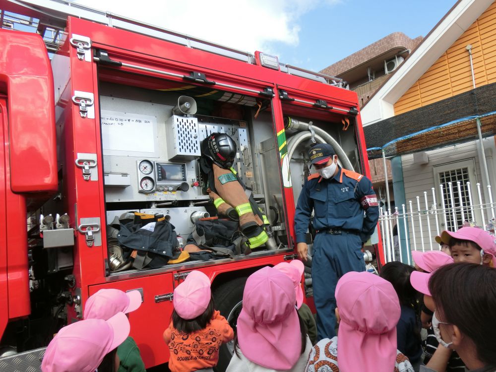 間近で見る・・働く車( ^o^)ﾉ🚒
いつもは・・・動いている時しか見たことがない働く車🚒✨
今日は・・じっくり見ちゃった(*^O^*)ｖ