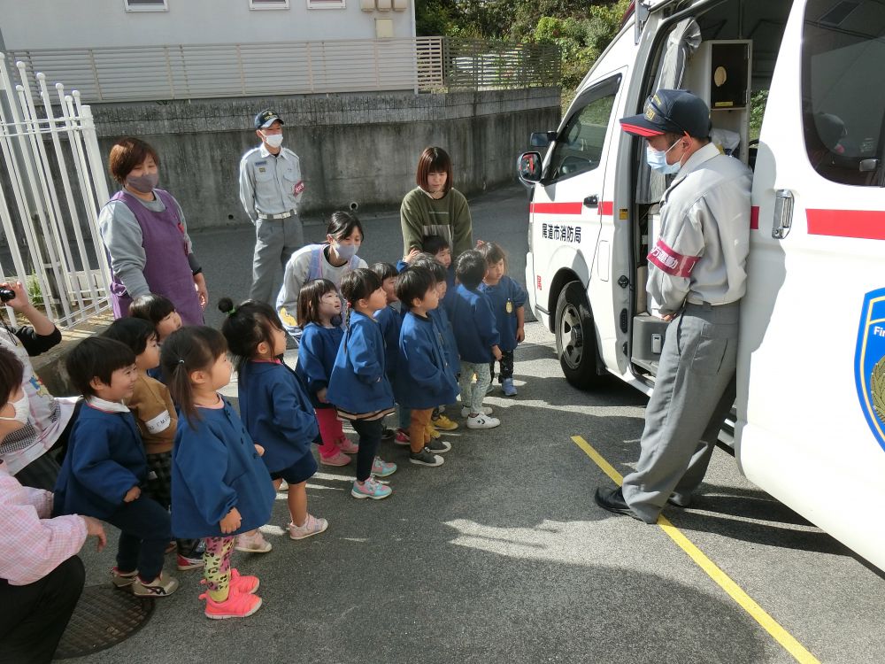 ２歳児さんも・・興味津々(*^O^*)/
働く車は皆・・大好き( ^o^)ﾉ
今日・・🚒🚑が来てくれるのを・・子どもたちには・・ナイショにしていたから
皆・・・目が・・点👀で・・・嬉しいやら・・びっくり(ﾟﾛﾟ屮)屮したやら・・で