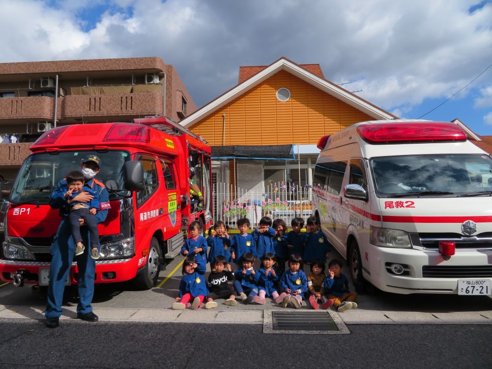 皆で・・記念写真📷✨
働く車🚒🚑と一緒＼(^O^)／