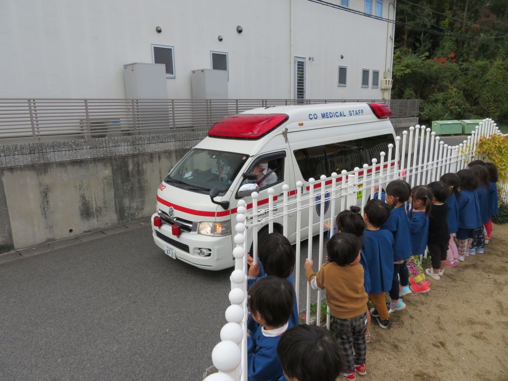 子どもたち・・・フェンスに寄って行き、名残惜しそうに・・お見送り🚑