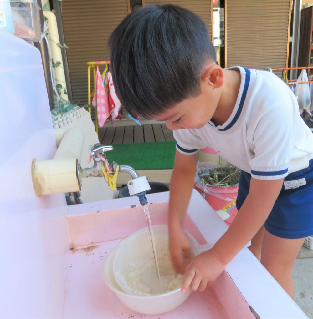 【ありがとうの会】
食べ物には命があり、おいしく食事が出来ることに感謝をしながら毎日手を合わせて
｢命をいただきます｣

食べ物に感謝をし、育ててくれた人に感謝をし、作ってくれた人にも感謝をする。
たくさんの｢ありがとう｣の気持ちを込めて、キリン組さんは《さつまいもおにぎり》に挑戦しました。

クッキングの前日、米とぎを体験しました。
お米が割れないように、丁寧に水を流しながら洗っています。
子どもたちの表情はとても真剣です。

｢毎日お母さんがしてるの見てるよー｣
お母さんやお父さんがしているのを子どもたちはよく見ていますね☆
