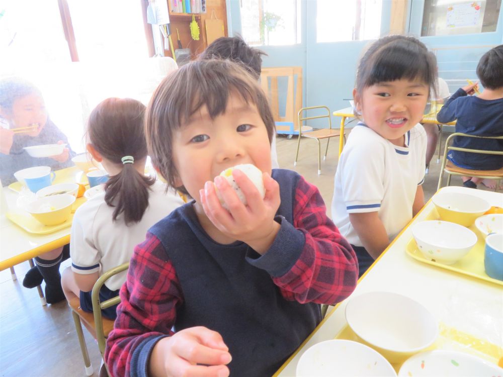 お待ちかねの給食時間です☆

たくさんの「ありがとう」の気持ちを込めて握ったおにぎりはとっても美味しくて、
いつもよりたくさん食べました♡


ごちそうさまでした♡