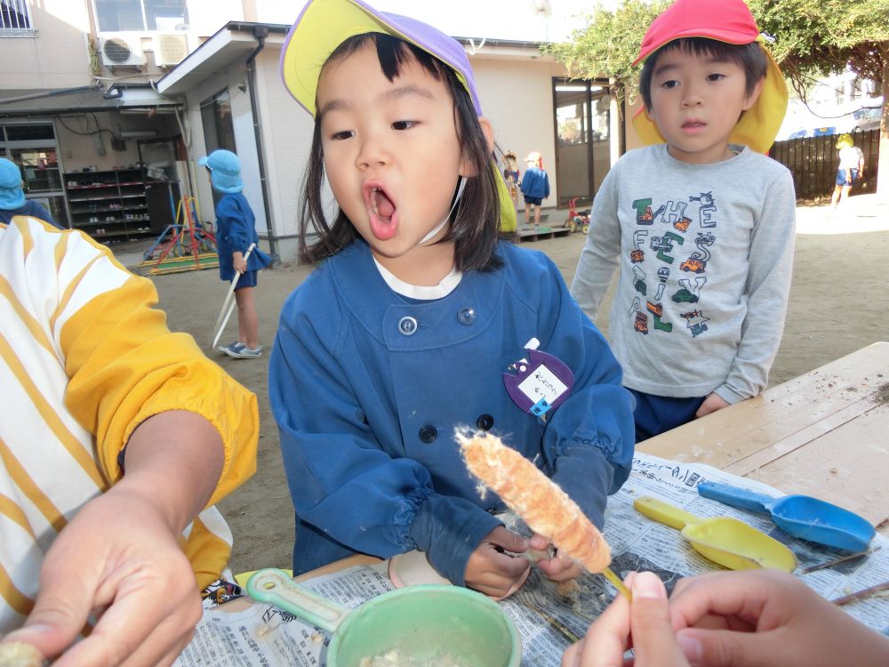 お友達が持ってきてくれた
『がまの穂』
「おにく みた~い」
と、想像を膨らませるKちゃん。
