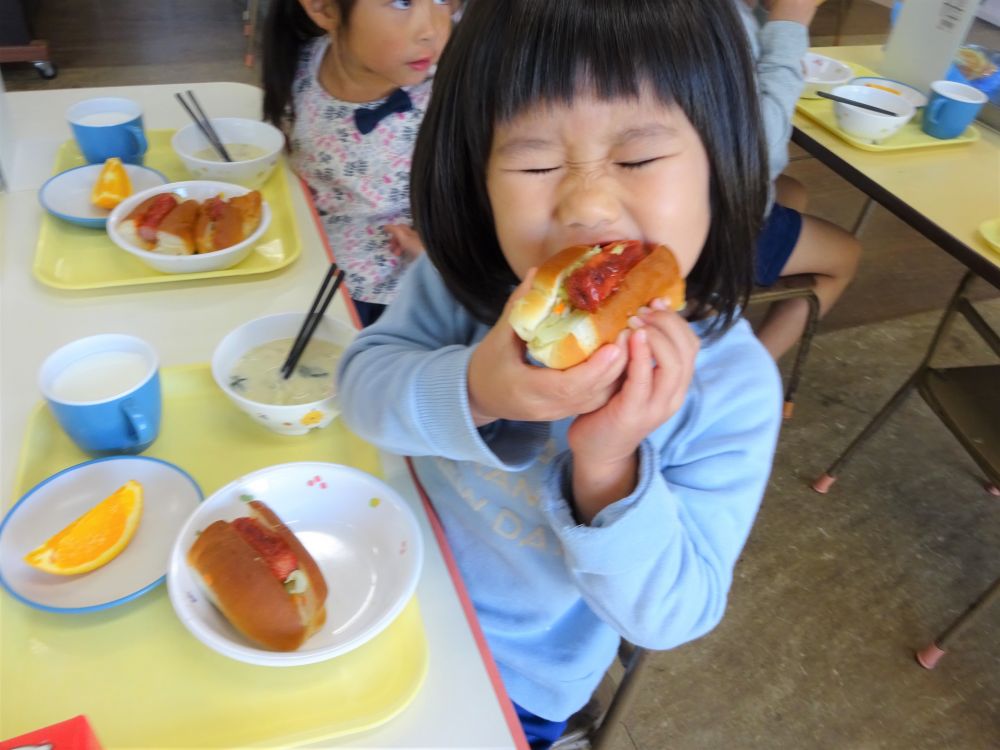 ゾウ組さんの給食時間の様子

１０月のもりもり週間が終わりましたが、引き続きクラスで目標を立てて取り組みをしています。
今月は【あそばずたべよう】を頑張っています。

さて、今日の給食はみんな大好きな《ホットドッグ》です！
バザーでおなじみのホットドッグは通常あまり給食で提供することは少ない献立ですが、今日はみんな大喜びです♡