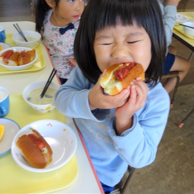 ＊　給食時間の様子　（門田認定こども園）　＊