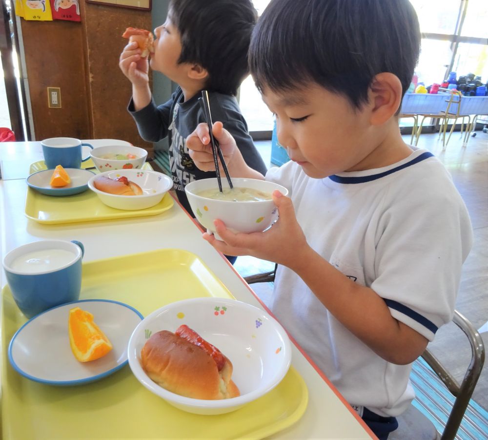 箸の持ち方・器の持ち方・姿勢・・・
いろいろな食事のマナーもゾウ組さんはよく出来ていますね♡

「一番好きなのはこれっっ」
と言いながら、豆乳スープをパクッ。

「次に好きなのはホットドッグ♪」

みんなの楽しそうな声がたくさん聞こえてきました。