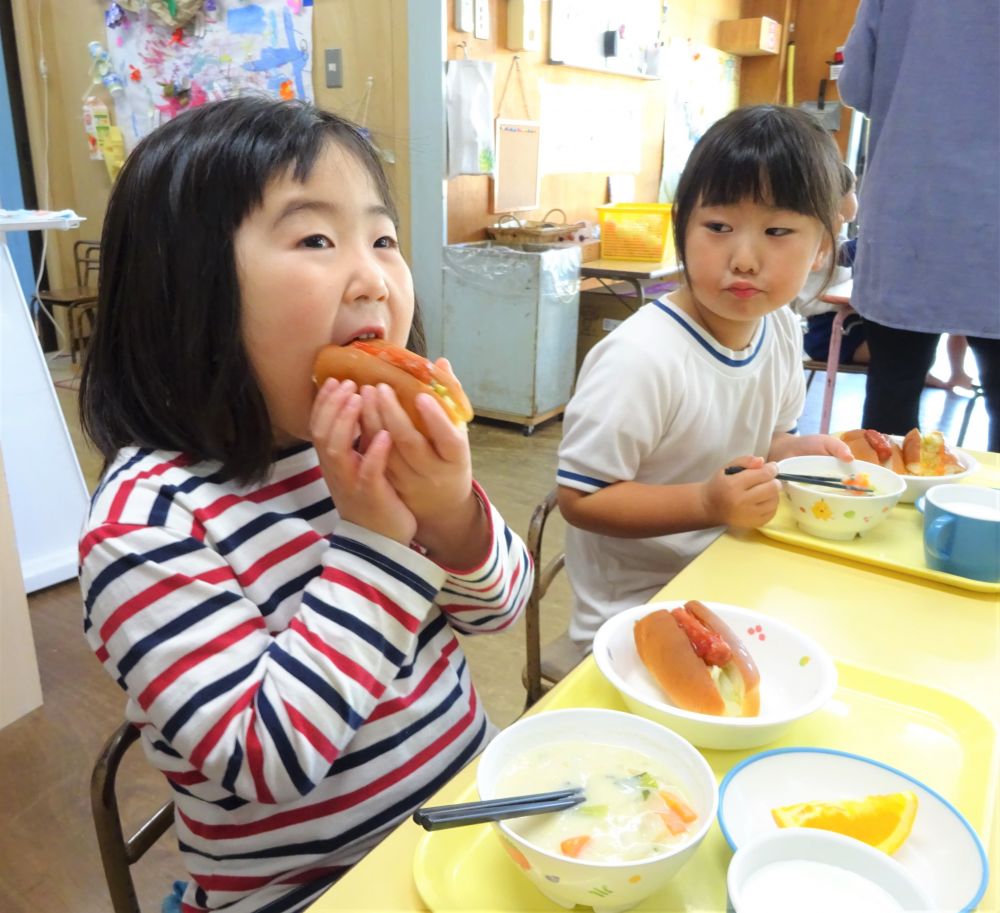 いつも少しゆっくりのHちゃん。
今日はホットドッグを大きなお口でガブリッ☆
好きな物を食べる時はなんとも言えないとてもいい表情をしています。

毎日好きな物ばかりの献立にはできないけれど、お楽しみの献立があると給食時間がもっと楽しみな時間になるといいなと思います♡