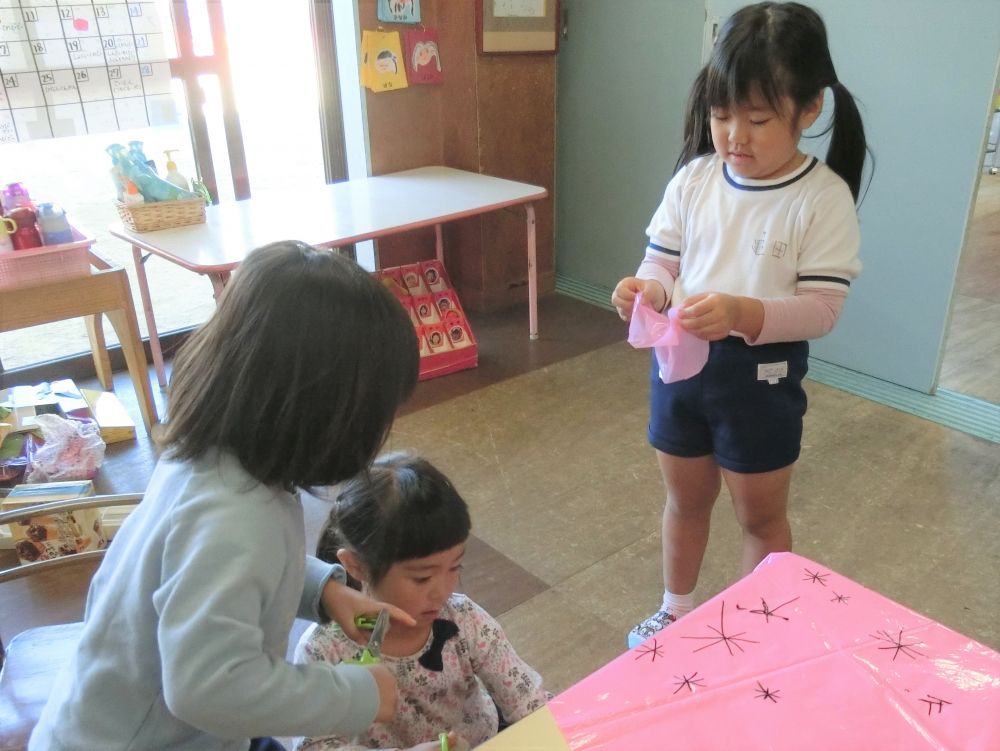 今年大ブームの
○○の刃に変身したい!
自分だけでなく
友だちとイメージを共有しながら
マントを創り上げていく