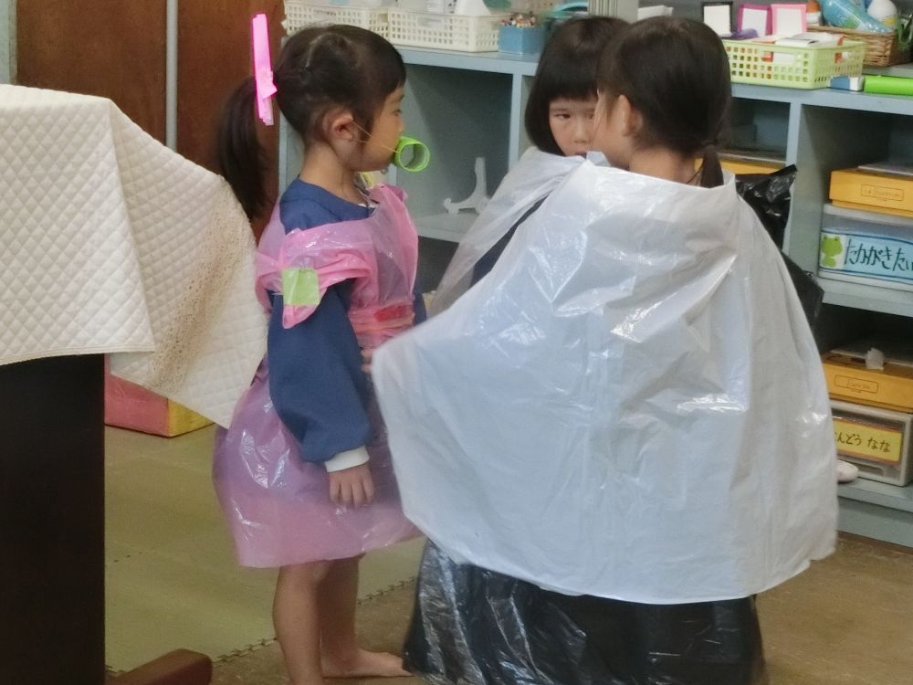 「わたし○○」
「ここは、○○にしてつかおうや~」
イメージを膨らませ
一緒に遊びを楽しもうとしています。