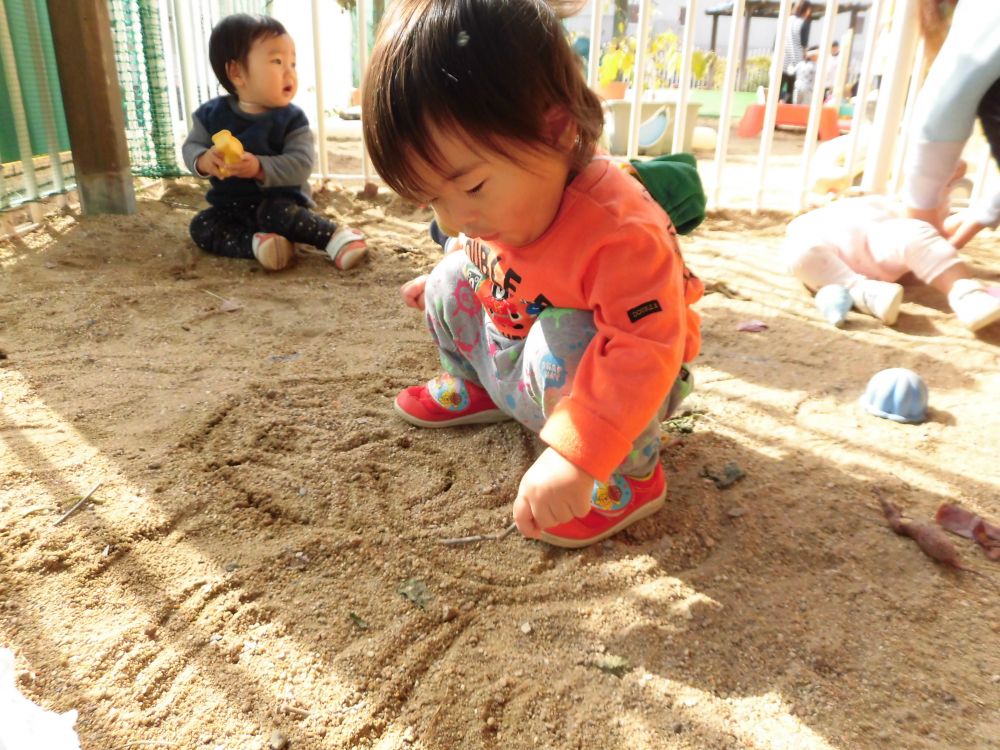 なんだ・・なんだ・・・～これは・・・宇宙人が描いた絵なのか～(･∀･)？？？
おっ・・・おれが・・見つけてしまった( ^o^)ﾉ
ちょっと・・おれも・・描いてみよっと(･∀･)ｖ