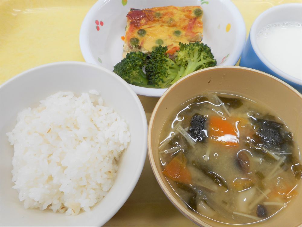 麦ご飯

ふくさ焼き

ゆでブロッコリー

きのこのみそ汁

牛乳
