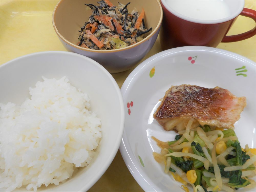 ご飯

赤魚の照り焼き

小松菜ともやしの和え物

ひじきサラダ

牛乳