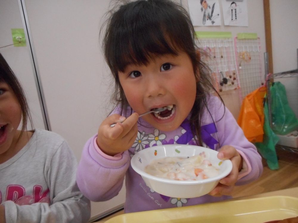 全クラスで【きのこ】に触れあった今日は、給食もおやつもきのこづくしでした♡
給食では【きのこシチュー】を食べ、
「あっ、これさっき触ったやつよね？」
ときのこを探しながら食べたり、
「えっとえっと・・・これは、しのき！（しめじとえのきが混ざったようです♡）」
と名前を当てっこしたり、楽しく秋の味覚を味わいました♪