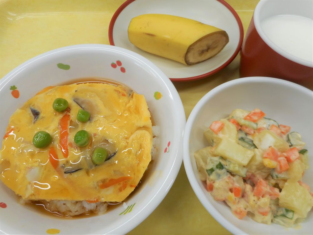 天津飯

じゃが大豆サラダ

バナナ

牛乳
