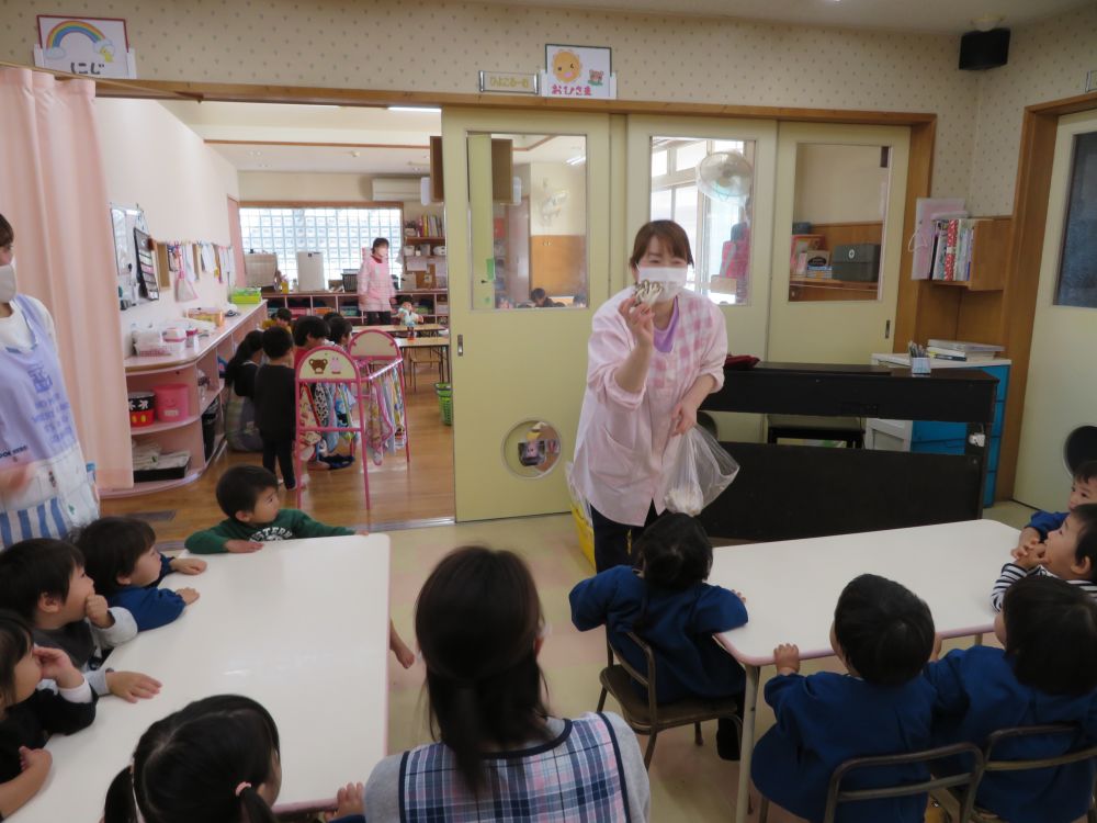 1歳児さんも・・食育活動🍄
栄養士の先生が・・・これ・・何か・・分かるかな～～( ^o^)ﾉ？？？

1人の子が・・・き・き・きのこ～♪っと歌い出しちゃった♬