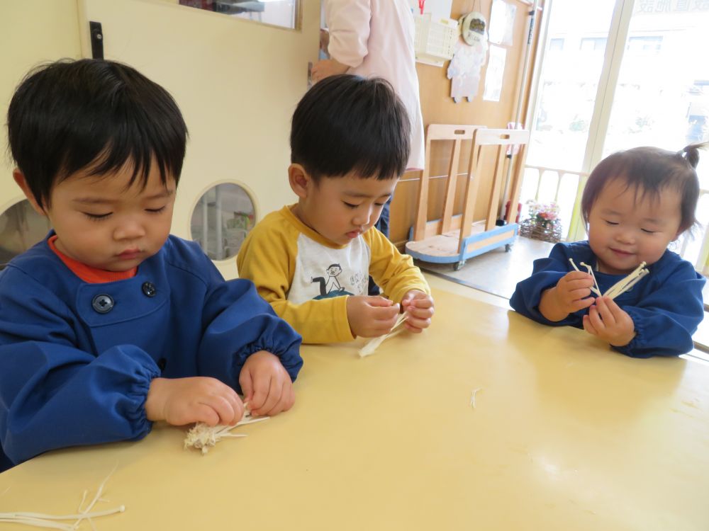 子どもたち・・・🍄を触って・・ムギムギに必死ですよ～(･∀･)