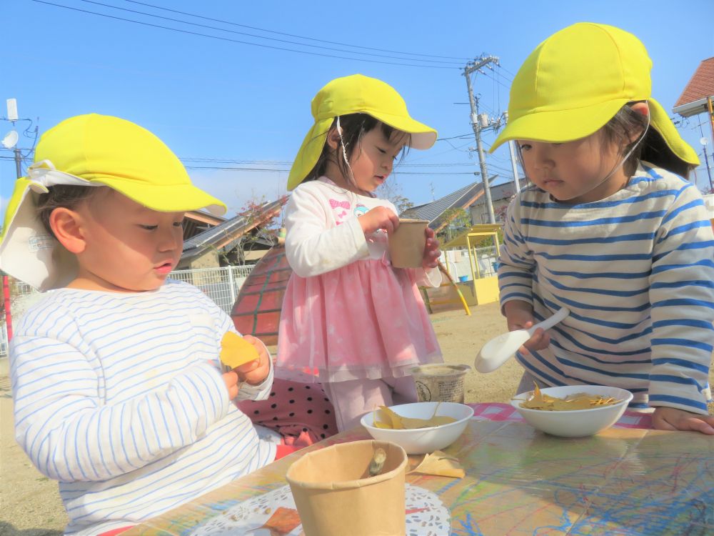 真似っこが大好きなクマ組さん
遊びの始まりは、真似することから・・・
おままごとの遊びの中に、普段の様子がちらほらみられます♡



園庭でおままごと
ランチョンマットをひいたり・・　ご飯がならんだり・・・
「ここは、Kくん、こっちは、Aちゃんよ」
「あついよーふーふーしてね」
「ホットケーキできあがり～」
お家のような食卓での会話♡


「今日はどこ行く？」「公園行こうかな」

しっかり世界があるんだなと温かい気持ちになります♡
