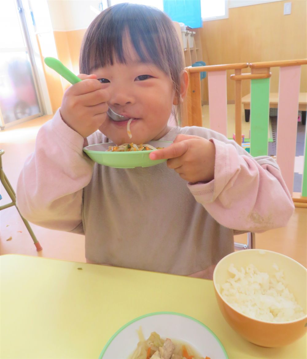 朝のおやつを食べ終わると「今日の給食はなあに？」と聞きに来たり、見に来たり・・・
毎日の給食を楽しみにしてくれているすいみい保育園の子どもたち。
寒くなってきて温かい給食を待ちわびているようです。

今日の献立は【すき焼き豆腐】と【小松菜の煮浸し】でした。
しらたきを見て「ツルツルが入ってる～！」と興味を持っている様子や、「おいしそう」の声も♡
すき焼き豆腐はあっという間に完食していました！！

小松菜の煮浸しを「見ててね」とパクッ。
とてもいい笑顔♡