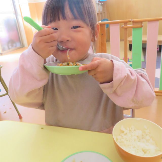 ＊　給食時間の様子　（すいみい保育園）　＊