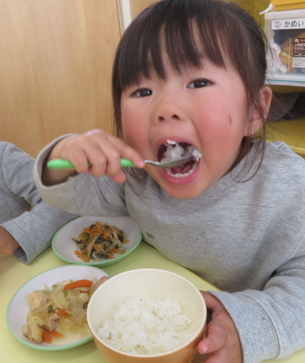 野菜が苦手な子も多いですが、今日はよく食べており、おかわりも空っぽに！

お腹がすいていたのかご飯を大きなお口でパクッ。
しっかりよく噛んで食べていましたよ♪