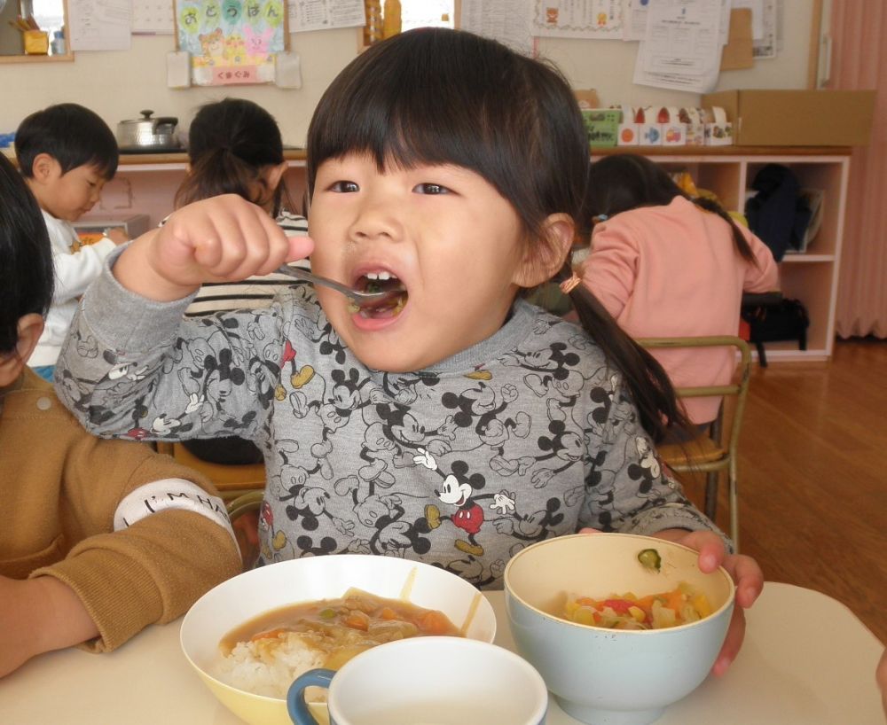 今日の給食はカレーライスです☆

具材は【大根】。
ゾウ組のお兄さん、お姉さんが育てた大根をおすそ分けしてもらいました。

大根の入ったカレーは珍しいのか、
「おみそしるみたい！」
なんて声も聞こえてきました。

大好きなカレーを前に、早速「いただきます！」。
