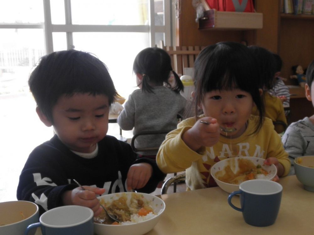 あっという間にお皿が空っぽになっていきます。

みんな、サラダもしっかり食べてね～